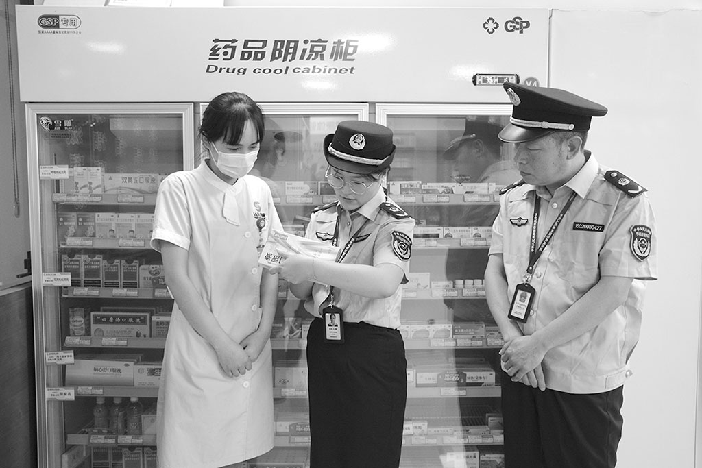 河南省开封市市场监管部门以夏季常备药储存条件为重点开展检查