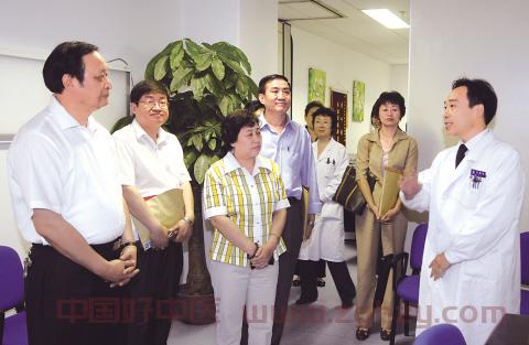 王国强在北京地坛医院考察时强调防治传染病要积极发挥中医药作用