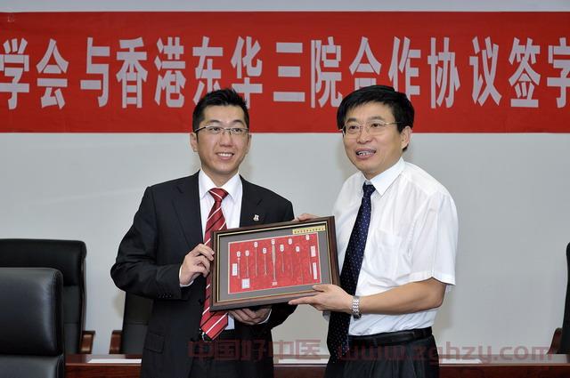 于文明副局长会见香港东华三院代表团