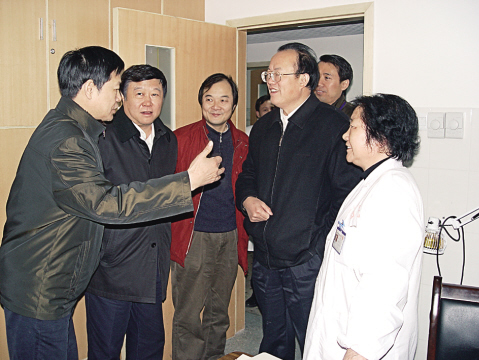 吴刚在湖南考察时要求:扎实推进中医临床研究基地建设