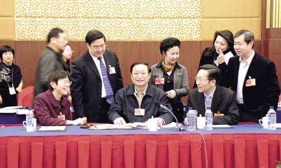 王国强委员与医卫界别部分委员一起交谈讨论