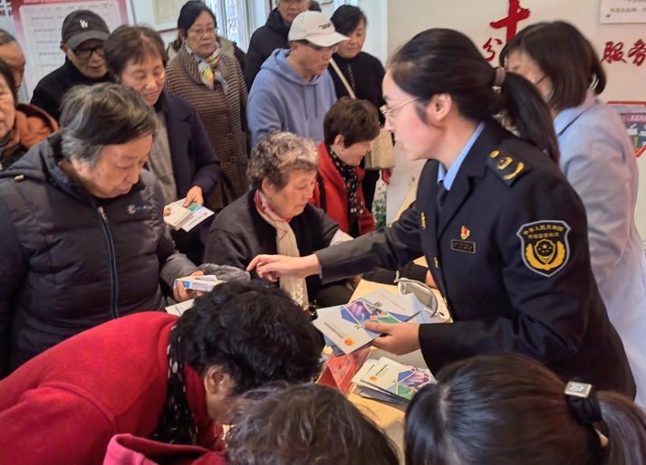 江苏省泰州市海陵区市场监管局携手社区同铸药品质量安全